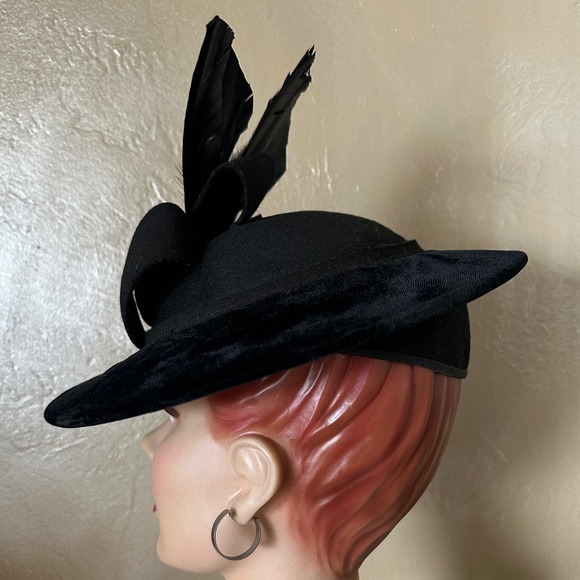 ORNATE 1940s\' BLACK FELT/VELVET FEDORA WITH FELT STRIPS + BLACK FEATHER \